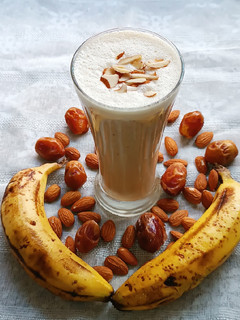 A picture of Banana Dates Almond shake.