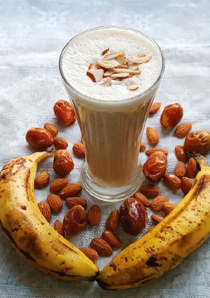 A picture of Banana Dates Almond shake.