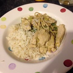 A picture of Thai green curry.