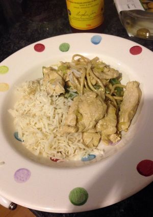 A picture of Thai green curry.