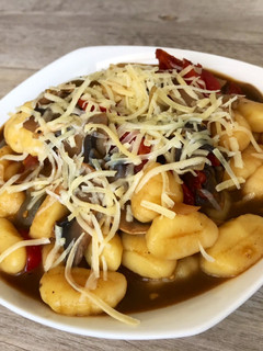 Una foto de Gnocchi con champiñones y cherrys