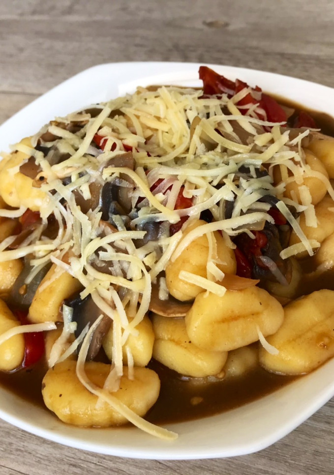 Una foto de Gnocchi con champiñones y cherrys