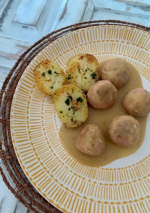 Una foto de Albóndigas en salsa de almendras