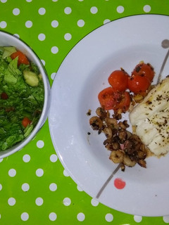Una foto de Lomo de merluza al horno con cherrys salteados