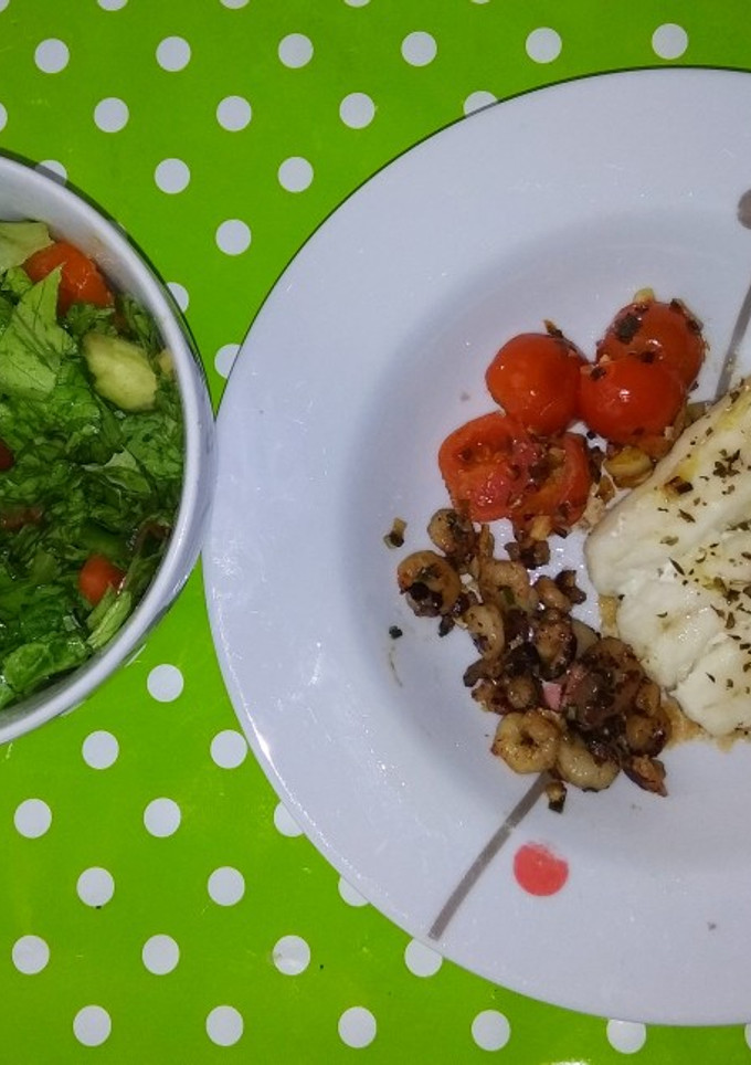 Una foto de Lomo de merluza al horno con cherrys salteados