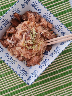 Una foto de Solomillo de cerdo a la soja con setas y noodles de arroz