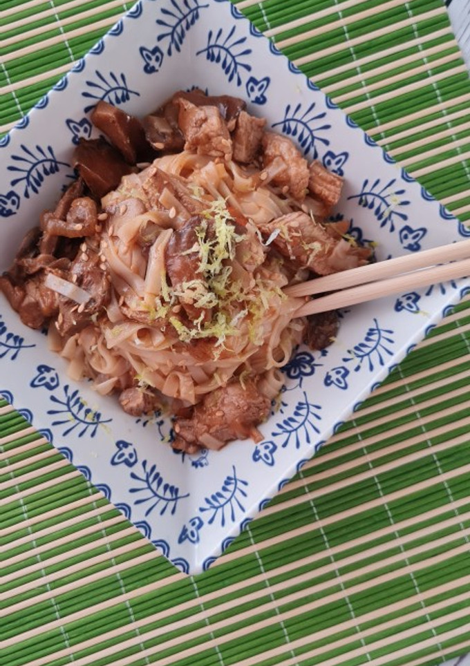 Una foto de Solomillo de cerdo a la soja con setas y noodles de arroz