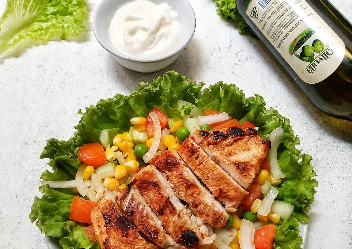 Grill chicken salad with olivoila dressing