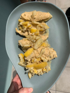 Una foto de PECHUGAS de POLLO con LIMÓN