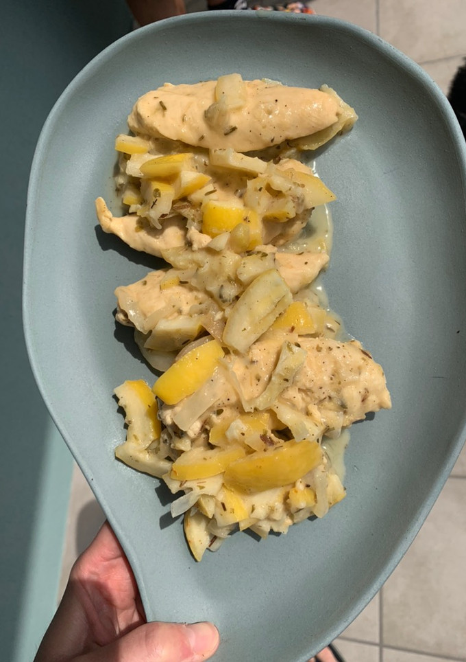 Una foto de PECHUGAS de POLLO con LIMÓN