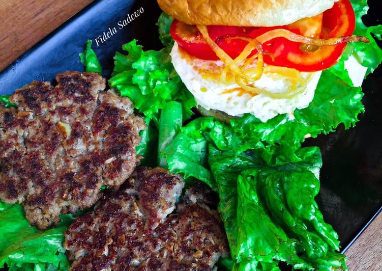 Langkah Mudah untuk Membuat Simple Beef Patty Burger, Enak Banget