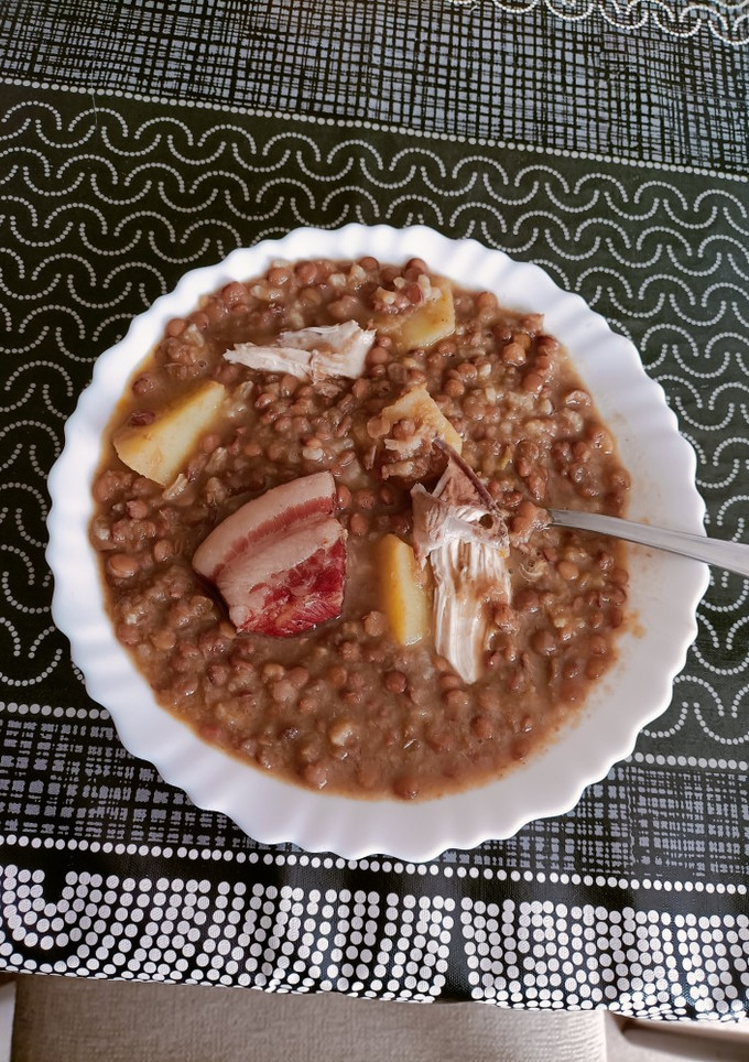 Una foto de Lentejas con pollo y arroz