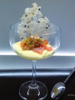 Foto di Tartare di salmone con crema di mango al peperoncino e frutto de