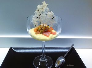 Foto di Tartare di salmone con crema di mango al peperoncino e frutto de