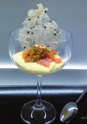 Foto di Tartare di salmone con crema di mango al peperoncino e frutto de