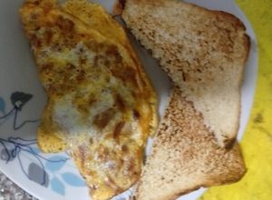 Una foto de Tortilla de atún con pan
