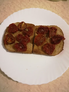 Una foto de Tostadas con tomates secos