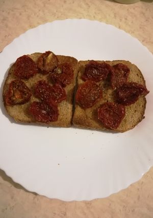 Una foto de Tostadas con tomates secos
