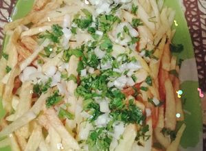 صورة لوصفة بطاطا مقلية بلمعدنوس وبصل اخضر 🍟