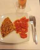 Tortilla de tallarines con tomate