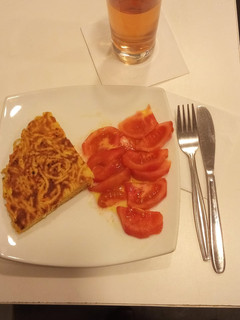 Una foto de Tortilla de tallarines con tomate