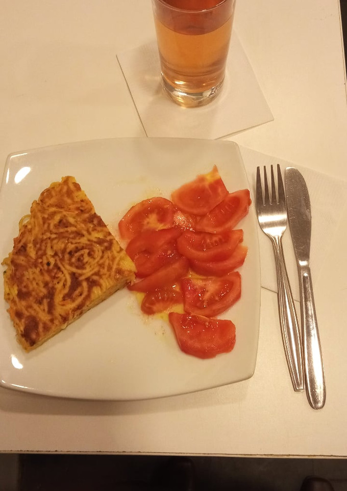 Una foto de Tortilla de tallarines con tomate