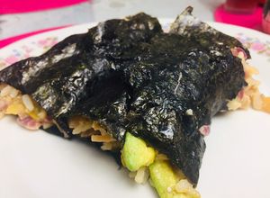 Una foto de Rollos con algas nori, vegetales y paté de berenjena 🍆