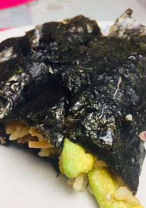 Una foto de Rollos con algas nori, vegetales y paté de berenjena 🍆