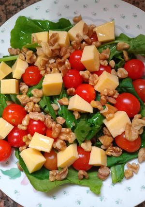 Una foto de ENSALADA DE RÚCULA, NUECES, QUESO Y CHERRY 😘🧀😍😘🧀😍😘🧀😍