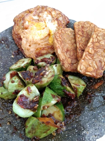 Cara Simple Membikin Resep  Rujak timun pedes nagih yang Lezat, Lezat Sekali