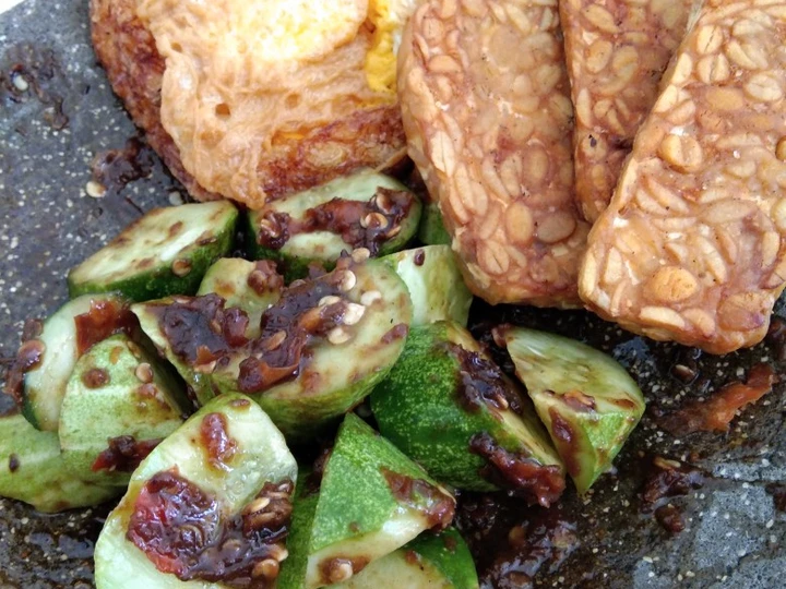 Cara Simple Membikin Resep  Rujak timun pedes nagih yang Lezat, Lezat Sekali