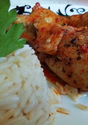 Foto principal de Muslos de pollo adobados al horno con arroz a la cubana