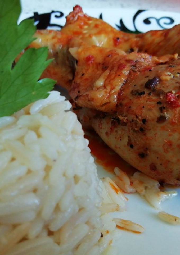 Una foto de Muslos de pollo adobados al horno con arroz a la cubana