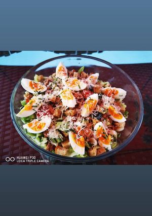 Friss zöldsaláta kapribogyóval, avokádóval fűszeres öntettel recept fotója
