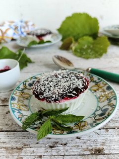 Foto di Panna cotta con farina di cocco e coulis di gelsi