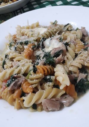 Una foto de Fideos con espinaca y pollo
