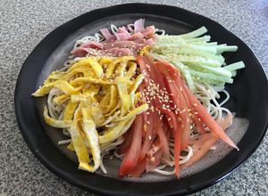 Una foto de Hiyashi Chuka ~Fideo Ramen Enfriado Estilo Japonés~