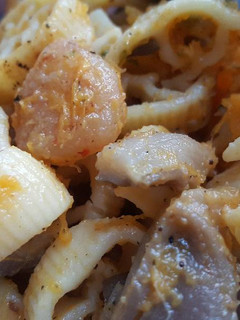 Una foto de Pasta otoñal. Calabaza, setas y gambitas