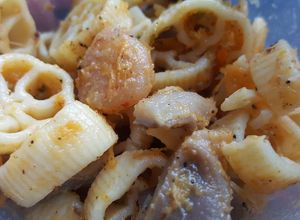 Una foto de Pasta otoñal. Calabaza, setas y gambitas