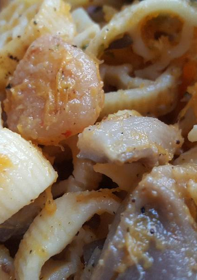 Una foto de Pasta otoñal. Calabaza, setas y gambitas