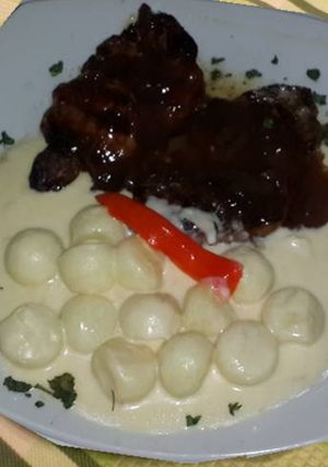 Una foto de Bondiola a la cerveza con papas natural a la crema