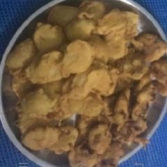 A picture of Aloo ke pakode.