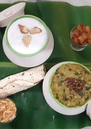 A picture of Palak panch dal khichdi tempered with burnt garlic.
