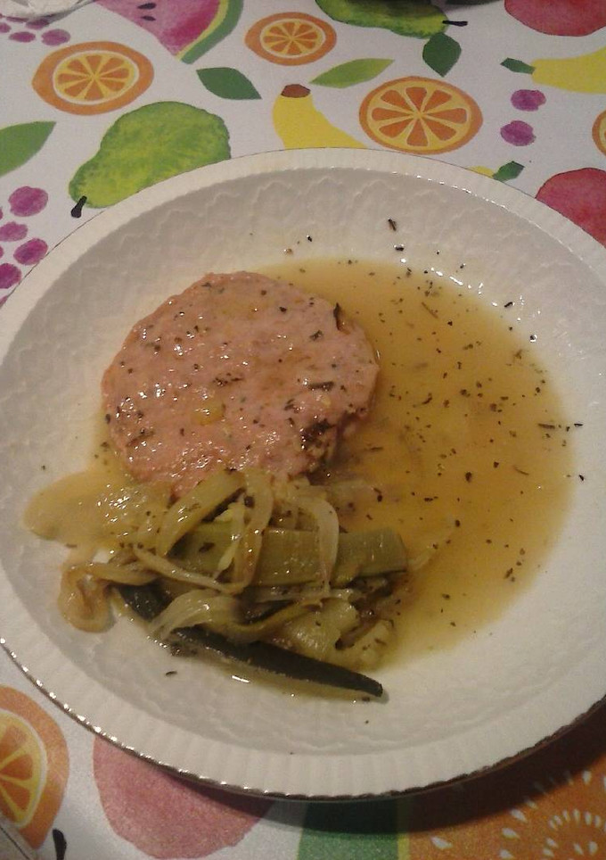 Una foto de Burguer de pollo al vino blanco