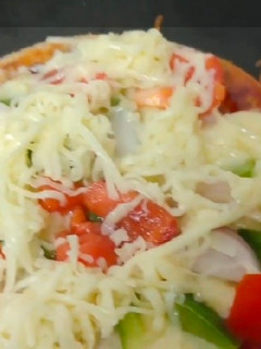 ભાખરી પીઝા / હોમ મેડ પીઝા સોસ(Bhakhri Pizza Home Made Pizza Sauce Recipe In Gujarati) રેસીપી મુખ્ય ફોટો