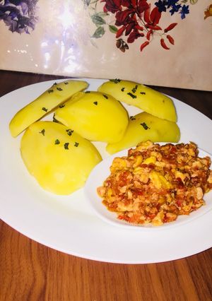 A picture of Potato 🥔+egg sauce.