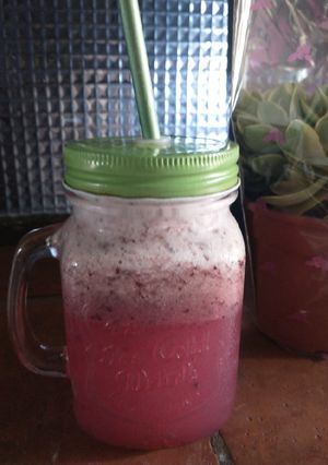 Una foto de Limonada con arándanos saludable