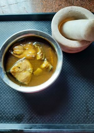 ইলিশের তেল ঝোল(ilisher tel jhol recipe in bengali) রেসিপির প্রধান ছবি