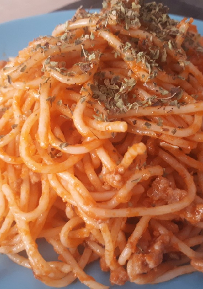 Una foto de Spaguettis con tomate