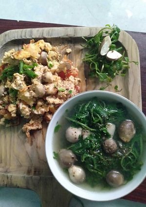 Hình của món Trứng chiên thịt nấm rơm với canh cải xoong nấm rơm.